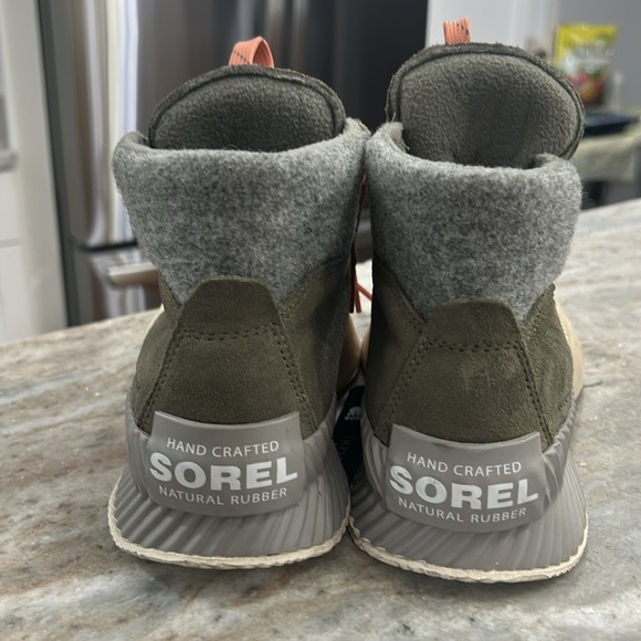 SOREL OUT N ABOUT CONQUEST BOOT
Size 7 NWT green,cream, coral,gray waterproof - Picture 5 of 16